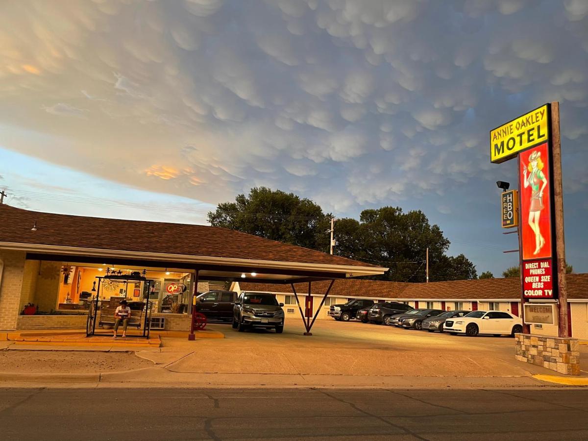 Annie Oakley Motel Oakley Exterior foto